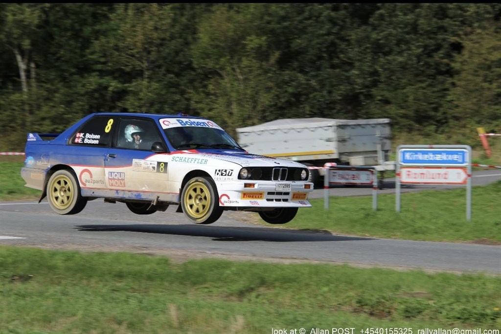 Boisen-parrets hjemmebyggede BMW fra 1987 blev kørt ind på en andenplads i Dansk Super rally. Det skete på trods af, at resten af top-10 er fabriksbyggede rallybiler, og de andre to par på podiet kører i fabriksbyggede firehjulstrækkere fra 2023.
(Foto: Allan Post)